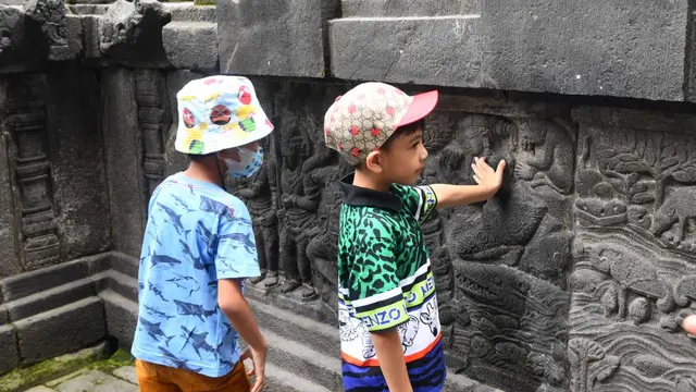 Presiden Jokowi mengajak dua cucu pertama, Jan Ethes dan La Lembah Manah berwisata edukasi di Candi Prambanan. (Foto: Biro Pers Sekretariat Presiden)