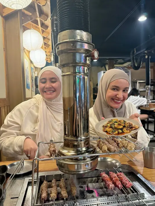 Berburu kuliner halal, Shireen dan Dea kembali tampil kembar kenakan outfit bernuansa nude dengan hijab [@shireensungkar]