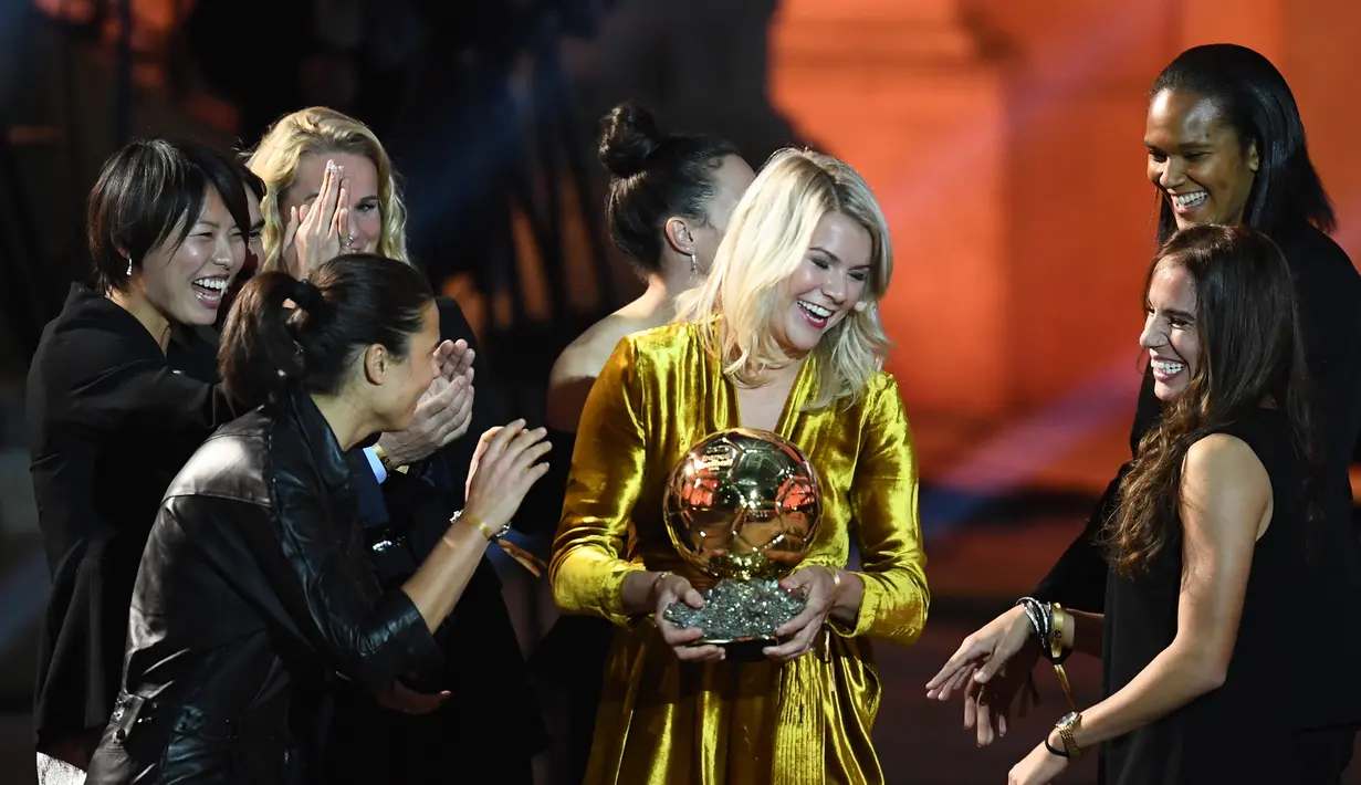 Bintang Lyon dan timnas Norwegia, Ada Hegerberg bersama rekan-rekannya merayakan penghargaan Ballon d'Or perempuan 2018 yang diraihnya di Paris, Senin (3/12). Ada Hegerberg terpilih menjadi pemenang edisi pertama Ballon d'Or perempuan. (FRANCK FIFE/AFP)