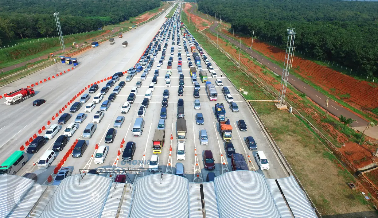 Kendaraan saat mengantri untu memasuki gerbang tol Cikopo, Jawa Barat, Minggu (27/3).  Kepadatan kendaraan tetap didominasi oleh kendaraan pribadi. (Liputan6.com/Muhammad Husni)