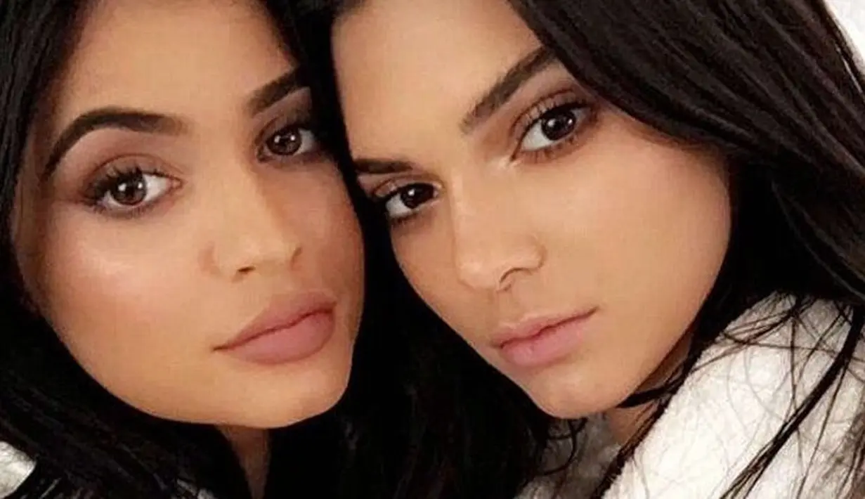 Tak bisa dipungkiri bahwa hubungan Kylie dan Kendall memang sudah dekat sedari kecil. (In Touch Weekly)