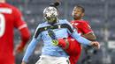 Pemain Bayern Munchen, David Alaba, berebut bola dengan pemain Lazio, Vedat Muriqi, pada laga Liga Champions di Allianz Arena, Kamis (18/3/2021). Bayern Munchen menang dengan skor 2-1. (AP Photo/Matthias Schrader)