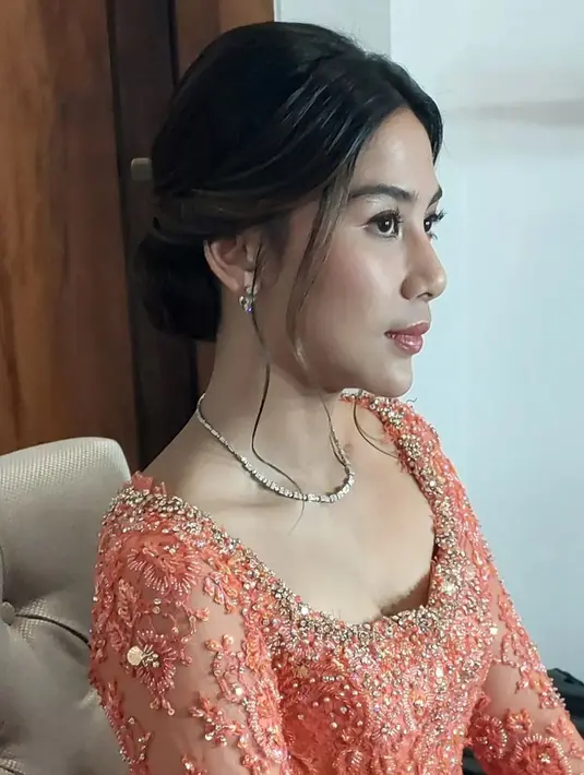 Untuk rambut, hair stylist @diki_hairdo tampak menata rambut Adinda Thomas dengan model low bun updo yang simple. [Foto: IG/diki_hairdo].