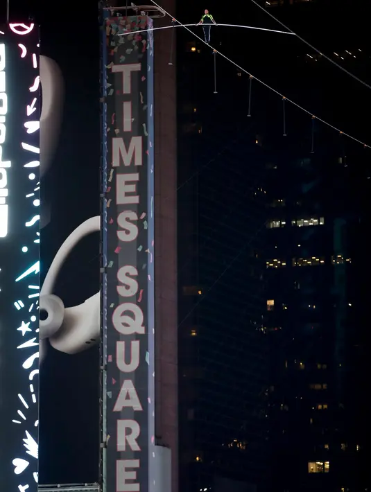 Aerialist Nik Wallenda melintasi seutas kawat di ketinggian 396 meter, Times Square, New York, AS, Minggu (23/6/2019). Aksi berbahaya Nik dan saudara perempuannya Lijana Wallenda disiarkan langsung oleh saluran televisi ABC. (AP Photo/Jason Szenes)