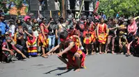 Ribuan pekerja seni dan hiburan yang tergabung dalam Asosiasi Pekerja Seni Surabaya (APSS) menggelar aksi unjuk rasa di Balai Kota Surabaya. (Foto: Liputan6.com/Dian Kurniawan)