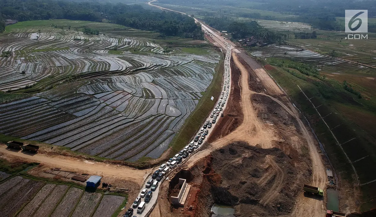 Foto udara antrean kendaraan pemudik saat melintasi tanjakan Jembatan Kali Kenteng di ruas tol fungsional Salatiga-Kartasura, Kab Semarang, Jateng, Selasa (12/6). Kepadatan terjadi karena belum selesainya pembangunan jembatan. (Liputan6.com/Arya Manggala)