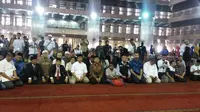 Cagub DKI Jakarta Anies Baswedan menghadiri acara Young Internasional Festival (YIFest) di Masjid Istiqlal, Sabtu (29/4/2017). (Liputan6.com/Lizsa Egeham)