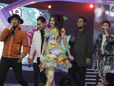 Cakra Khan, Anji, Via Vallen, Rizal Armada, Rizky Febian, dan Virgoun tampil di Konser Energi Asian Games 2018 di Jakarta, Kamis (8/3). Mereka menyanyikan lagu official theme song Asian Games 2018 berjudul Bright as the Sun. (Liputan6.com/Faizal Fanani)