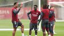 Senyum pemain Arsenal, Bukayo Saka (tengah) bersama rekan satu timnya jelang leg kedua semifinal Liga Champions melawan Atletico Madrid di Emirates Stadium, London, Rabu (6/5/2026) dini hari WIB. (AP Photo/Steven Paston)