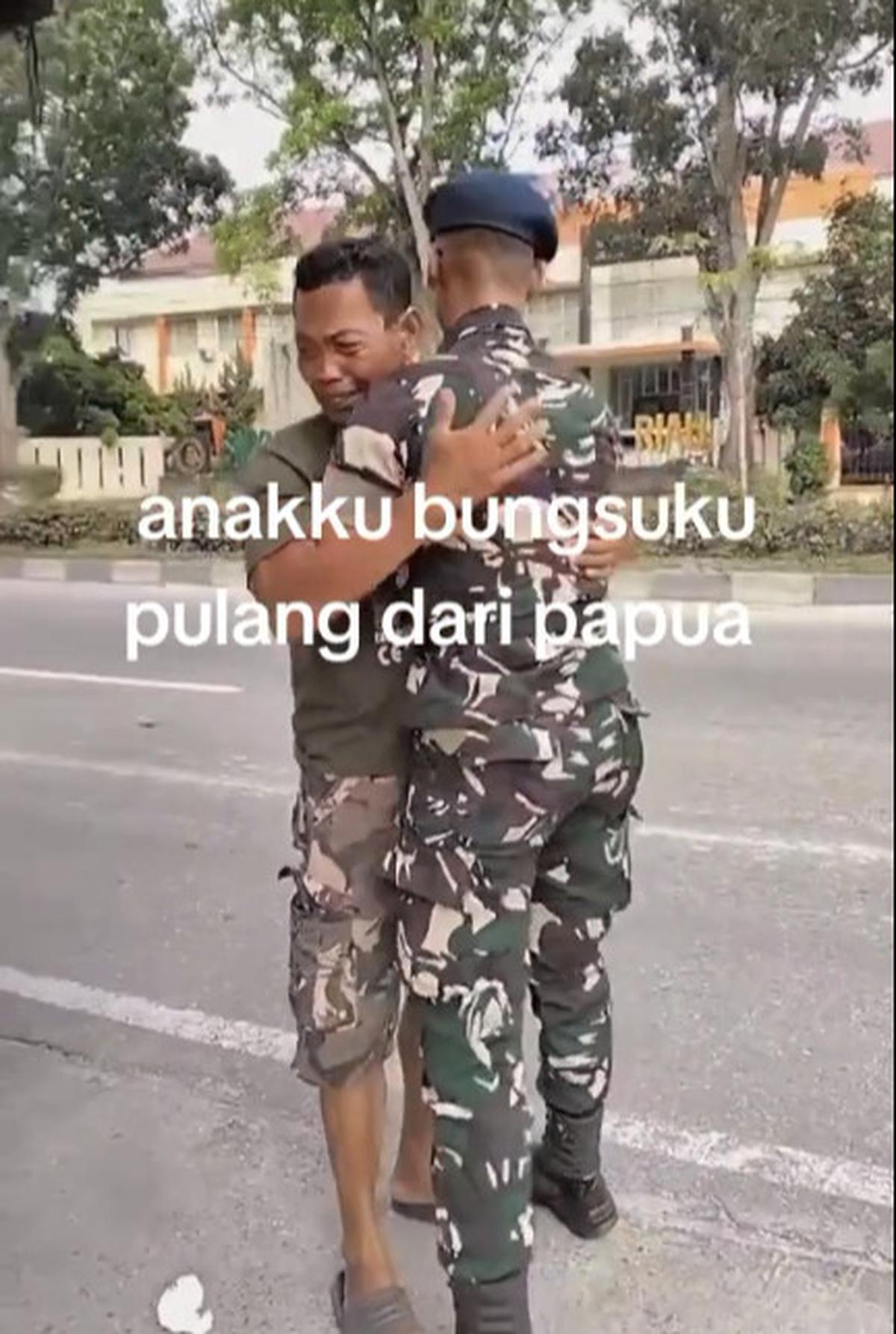 Lepas Kerinduan, Momen TNI Pulang Temui Ayahnya Ini Bikin Haru