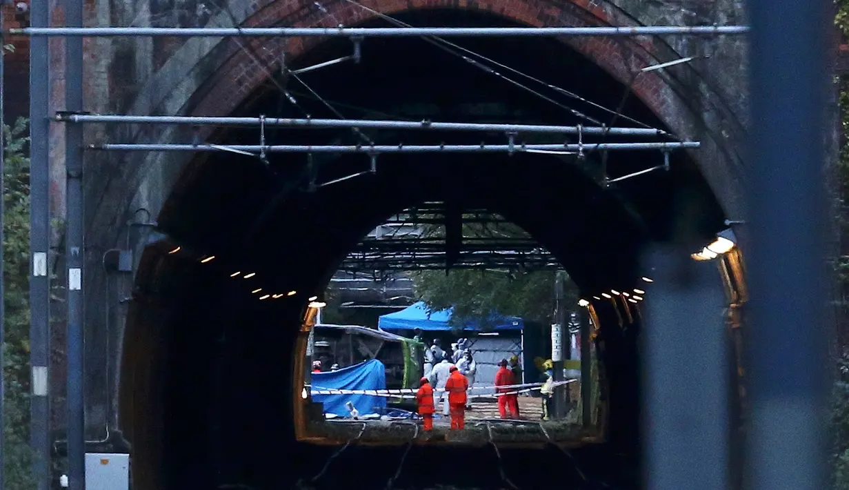 Petugas layanan darurat melakukan penyelidikan di lokasi kecelakaan sebuah trem di Croydon, London Selatan, Inggris, Rabu (9/11). Pemadam Kebakaran London menurunkan delapan mobil pemadam dan empat mobil layanan darurat ke lokasi. (REUTERS/Neil Hall)