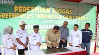 Penandatanganan plakat peresmian fasilitas reaktor biogas di peternakan Greenfields Indonesia. (dok. Greenfield Indonesia)