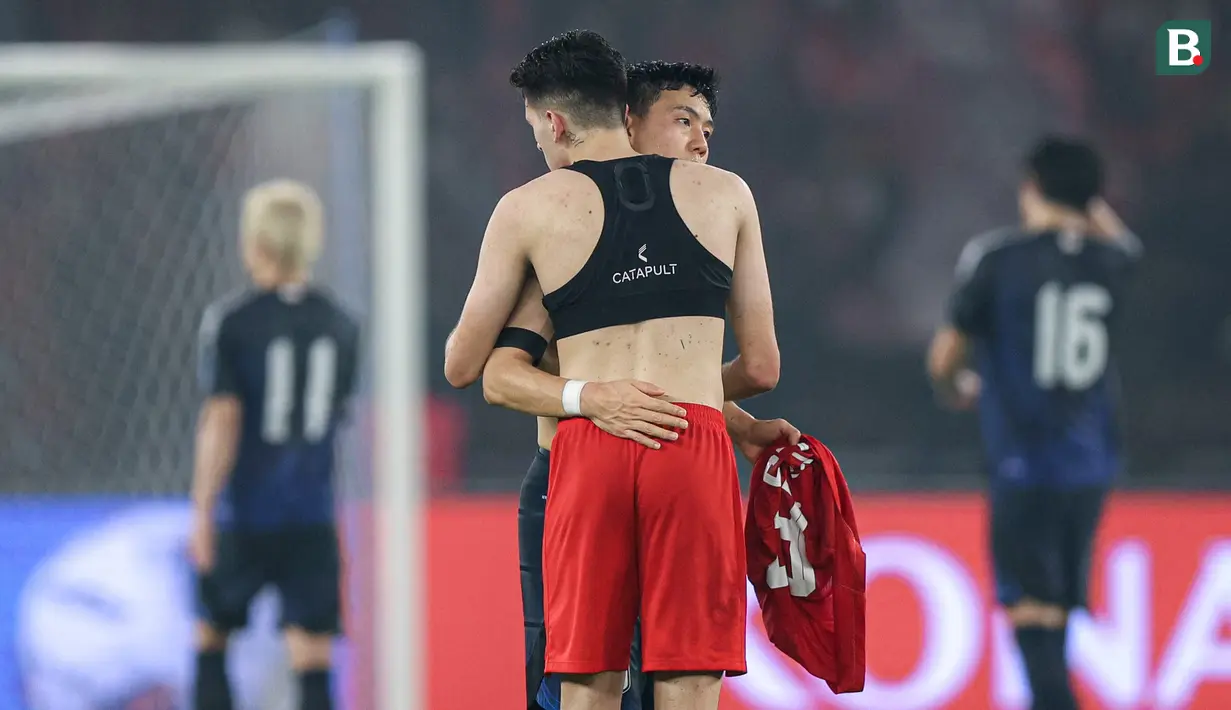 Pemain Timnas Indonesia, Justin Hubner (tengah kiri) dan pemain Jepang, Wataru Endo saling memberikan pelukan setelah bertukar jersey pada akhir laga lanjutan putaran ketiga Grup C Kualifikasi Piala Dunia 2026 di Stadion Utama Gelora Bung Karno (SUGBK), Senayan, Jakarta, Jumat (15/11/2024). (Bola.com/Bagaskara Lazuardi)