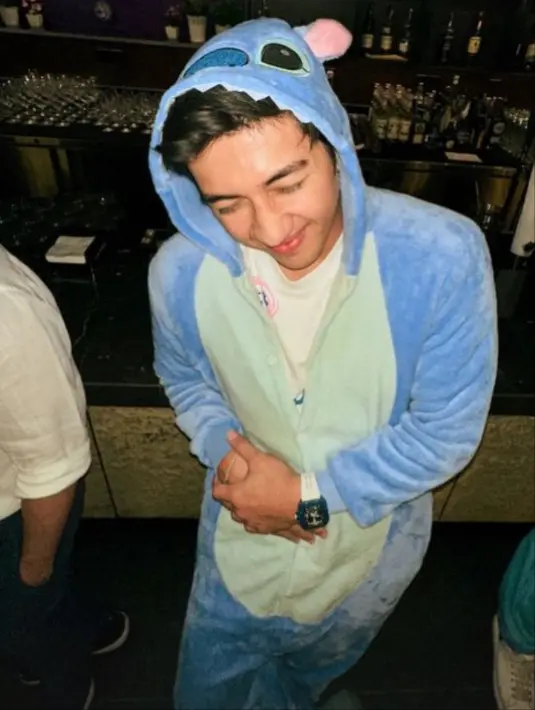 Harris Vriza tampil tak kalah menggemaskan. Ia memilih kostum karakter Sticth yang simpel, tapi menggemaskan. [Foto: Instagram/harrisvriza]