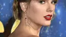 Penyanyi AS Taylor Swift berpose saat tiba menghadiri pemutaran perdana film "Cats" di Alice Tully Hall di New York City (16/12/2019). Di film ini Taylor Swift berperan sebagai penyanyi kucing Bombalurin. (Steven Ferdman/Getty Images/AFP)