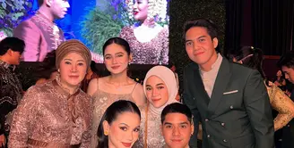 Agar tampil serasi bersama pasangan, kamu bisa tiru outfit couple ke kondangan ala artis. Intip inspirasi outfit couple ini dari El Rumi-Syifa Hadju hingga Al Ghazali-Alyssa Daguise [@diandramarsha]