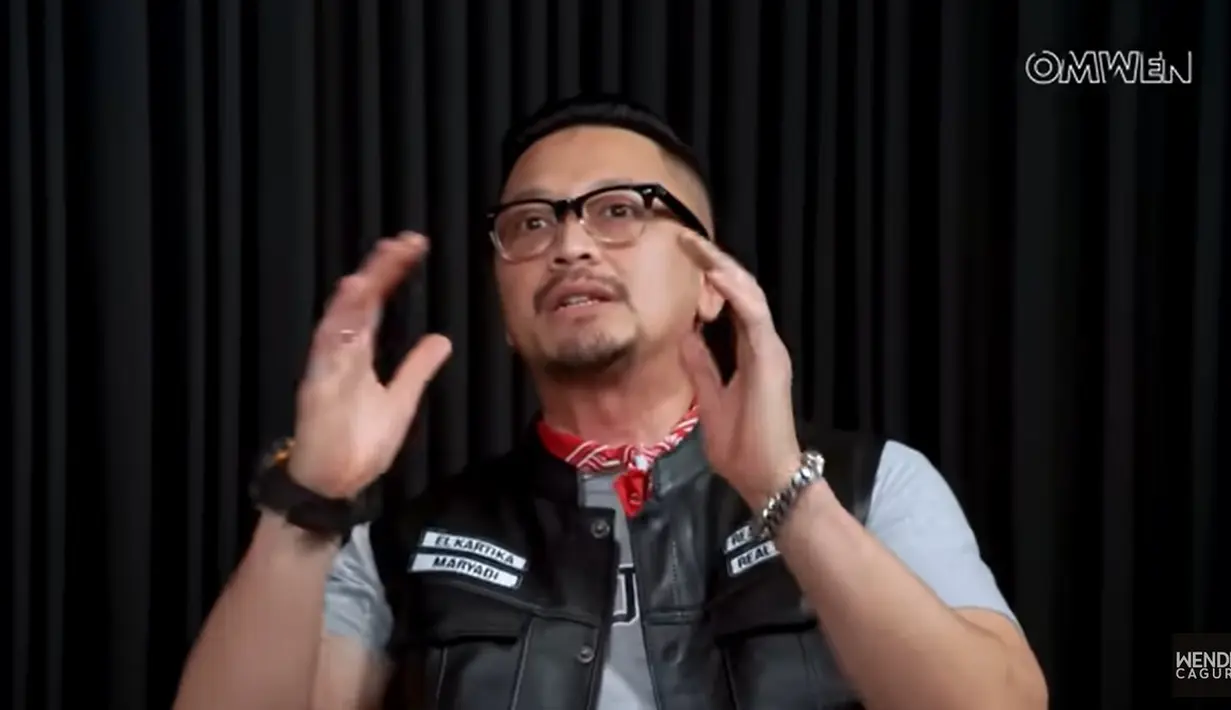 "Enggak lah karena motoran dan ada urusan sama motor, dan yang tahu hanya almarhum kakek dan nenek karena memang gue tinggal di Bandung sama mereka," kata Kang Ferry lagi. [Youtube/WENDI CAGUR]