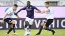 Pemain Fiorentina, Jonathan Ikone, berusaha melewati pemain Spezia pada laga Liga Italia di Stadion Alberto Picco, Minggu (30/10/2022). (Tano Pecoraro/LaPresse via AP)