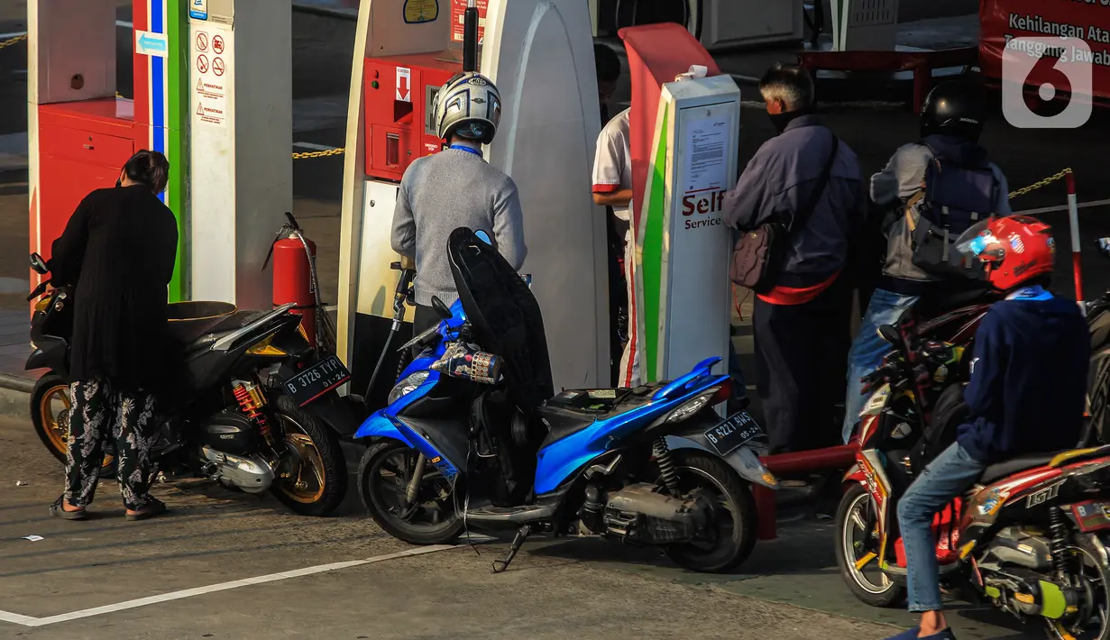 Pengendara motor antre mengisi bahan bakar minyak (BBM) di SPBU Kelapa Dua, Jakarta , Kamis (14/4/2022). Pemerintah memberi sinyal akan menaikkan harga Pertalite dan solar. Hal ini menjadi langkah pemerintah dalam menghadapi dampak kenaikan harga minyak mentah dunia. (Liputan6.com/Johan Tallo)