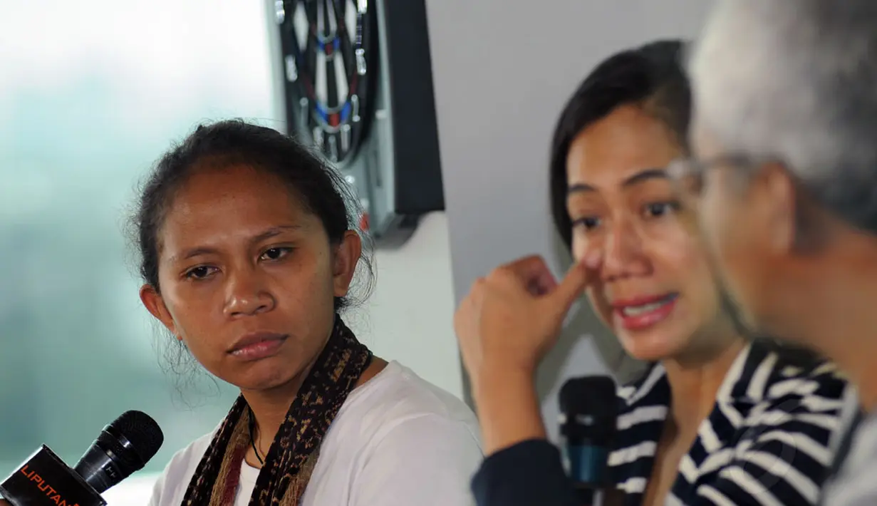 Sutradara film dokumenter Tanah Mama, Asrida Elisabeth (kiri) menyimak keterangan yang dipaparkan Nia Dinata tentang proses pembuatan film dokumenter Tanah Mama di kantor redaksi Liputan6.com, Jakarta (9/1/2015). (Liputan6.com/Helmi Fithriansyah)