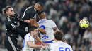 Pemain Juventus, Glesison Bremer, menyundul bola saat melawan Sampdoria pada laga pekan ke-26 Serie A 2022/2023 di Allianz Stadium, Senin (13/03/2023). (Spada/LaPresse via AP)