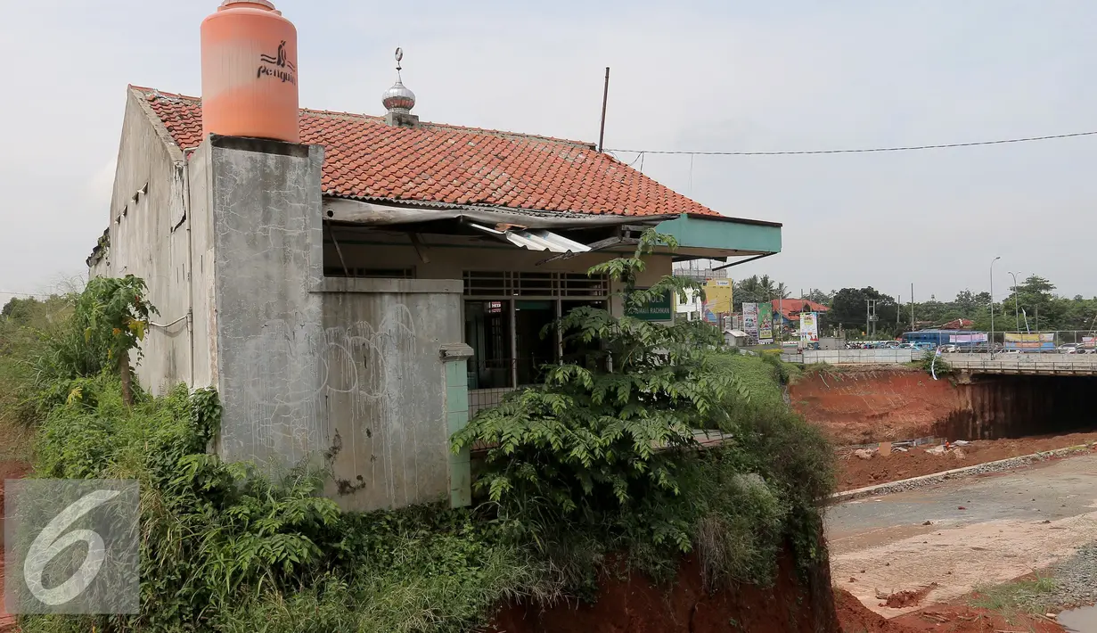 Suasana Musala yang masih berdiri di lokasi pembangunan proyek Tol Cinere-Jagorawi seksi II di Depok, Jawa Barat, Selasa (1/11). Musala tersebut belum juga dihancurkan lantaran ada perselisihan antara keluarga yang mewakafkan. (Liputan6.com/Johan Tallo)