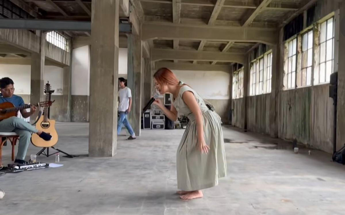 Nadin Amizah Jalani Rehearsal di Gedung Tua, Kisah Persiapan Showcase yang Sarat Makna