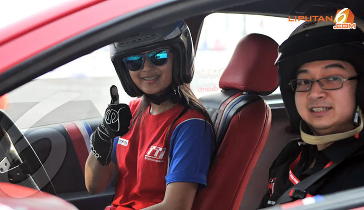 Seorang drifter internasional, Alinka Ardianti, terlihat ambil bagian dalam Gymkhana Race War 2013 (Liputan6.com/ Danu Baharuddin)
