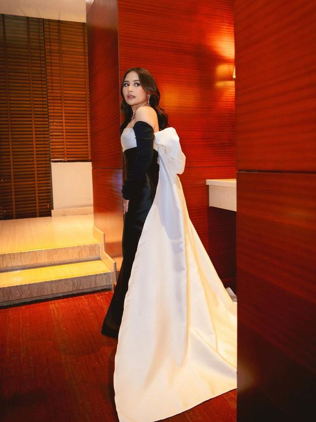 Adu Akting, Ini 7 Potret Prilly Latuconsina Bareng Refal Hady yang Bikin Baper