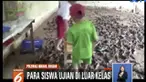 Fasilitas belajar seperti buku dan lemari di SD Padang Kaleok Binuang bahkan rusak akibat lumpur.