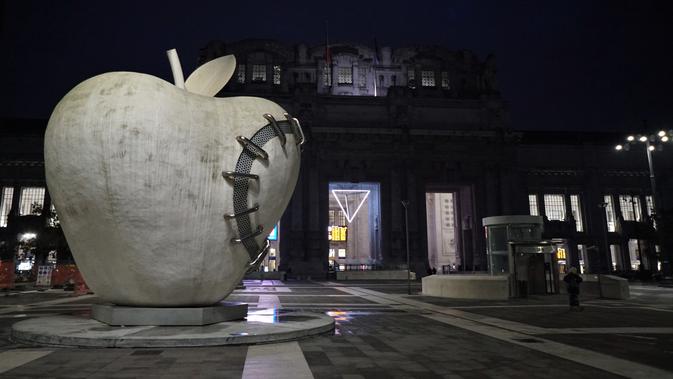 Patung apel raksasa di depan Milano Centrale ditempatkan di depan Milano Centrale. Stasiun ini dirancang oleh arsitek Italia, Ulisse Stacchini (Marco Tampubolon/Liputan6.com)