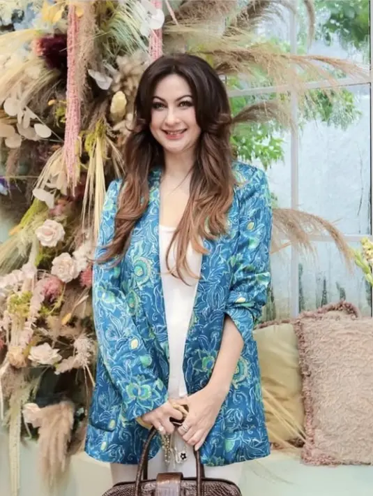 Gaya makeupnya begitu menawan, dengan rambut panjang yang identik dengan penampilannya. [Foto: Instagram/ Diana Pungky]