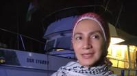 Wanda Hamidah memakai kaffiyeh saat membela Palestina. (dok. Instagram @wandahamidahbsa/https://www.instagram.com/reel/DOcYXuLCJJj/?igsh=MTY2dHl3aW80cXYzdQ==/Naura Rizkiawan)