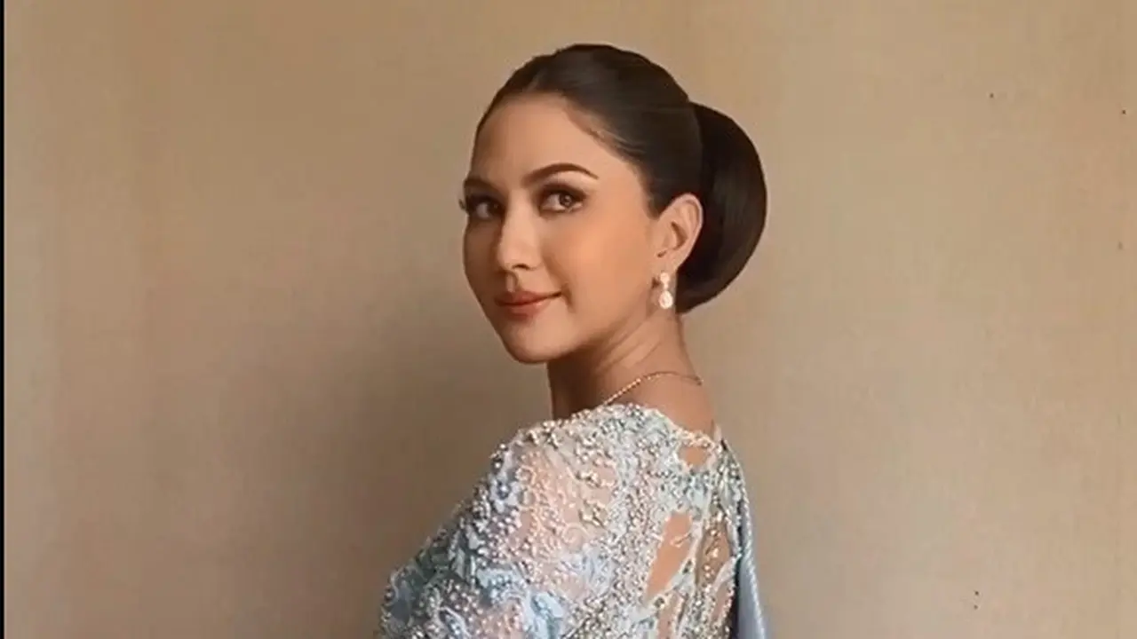 Pesona Jessica Mila dalam balutan kebaya dan songket untuk acara adat Martumpol. (Foto: Instagram/myrnamyura)