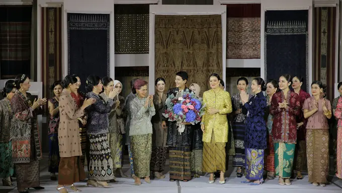 Oscar Lawalata Culture Tampilkan Kebaya dan Kain Daerah Indonesia