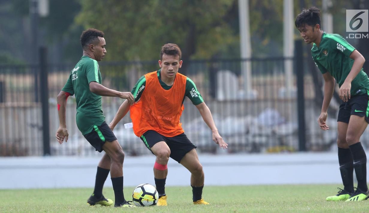 Pemain Timnas Indonesia U-19, Egy Maulana Vikri (tengah) saat latihan jelang laga perdana Grup A Piala AFC U-19 di Lapangan A Kompleks GBK, Jakarta, Rabu (17/10). Indonesia akan melawan Chinese Taipei, Kamis (18/10). (Liputan6.com/Helmi Fithriansyah)