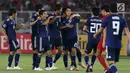 Pemain Jepang U-19 merayakan gol ke gawang Indonesia U-19 pada perempat final Piala AFC U-19 2018 di Stadion GBK, Jakarta, Minggu (28/10). Indonesia kalah 0-2. (Liputan6.com/Helmi Fithriansyah)