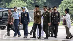 Presiden Joko Widodo (tengah) hadir dalam acara persemayaman di Hanggar Skadron Udara 17 Lanud Halim Perdanakusuma, Jakarta, (22/3). Helikopter TNI AD jenis Bell 412 EP dengan nomor HA 5171 jatuh pada minggu (20/3). (Liputan6.com/Faizal Fanani)