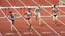 Pelari Indonesia, Nova Emilia (kedua kiri) saat bertanding pada final atletik nomor lari halang rintang 100 meter putri di Stadion Utama GBK, Jakarta (26/8).Nova Emilia finis di posisi kedua setelah pelari Korea Selatan. (Liputan6.com/Fery Pradolo)