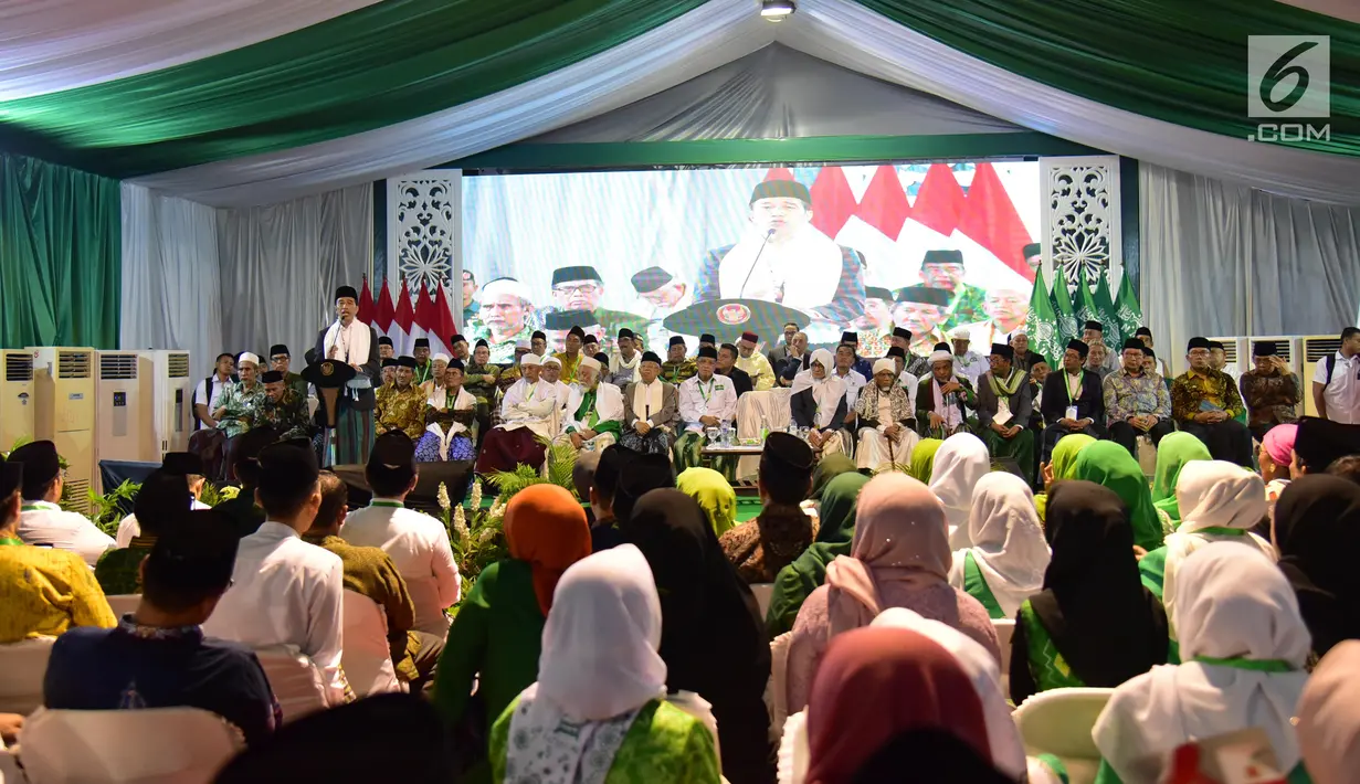 Presiden Joko Widodo memberi sambutan saat menghadiri pembukaan musyawarah nasional dan konferensi besar Nahdlatul Ulama di Banjar, Jawa Barat, Rabu (27/2). (Liputan6.com/Angga Yuniar)