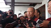Satgas Antimafia Bola setelah menggeledah rumah mantan exco PSSI, Hidayat, Rabu (23/1/2019). (Bola.com/Zaidan Nazarul)