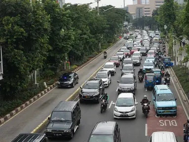 Kendaraan terjebak kemacetan saat melintas di Jalan Salemba Raya, Jakarta Pusat, Senin (4/5/2020). Meskipun sistem PSBB sedang diberlakukan, namun sejumlah jalan di Ibu kota tetap ramai dengan kendaraan akibat masih banyaknya warga yang beraktivitas di luar rumah. (Liputan6.com/Immanuel Antonius)