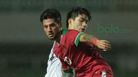 Pemain Timnas Indonesia, Stefano Lilipaly (depan) melewati adangan pemain Korea Selatan U-23 pada laga uji coba di Stadion Pakansari, Bogor, (23/6/2018).  Indonesia U-23 kalah 1-2 dari Korea U-23. (Bola.com/Nick Hanoatubun)