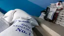 Pekerja sedang menimbang karung berisi kedelai untuk dijual di Jakarta, Rabu (6/1/2021). Kementerian Pertanian akan meningkatkan produksi kedelai lokal untuk memenuhi kebutuhan dalam negeri sebagai respon dari melonjaknya harga kedelai impor. (Liputan6.com/Angga Yuniar)