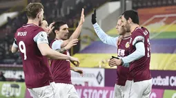 Penyerang Burnley, Matej Vydra (kedua kanan) berselebrasi dengan rekan-rekannya usai mencetak gol ke gawang Leicester City pada pertandingan Liga Inggris di stadion Turf Moor di Burnley, Inggris, Kamis (4/3/2021). Leicester City bermain imbang atas Burnley 1-1. (Peter Powell/Pool via AP)