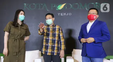 Asst. VP Kota Podomoro Zaldy Wihardja (tengah), Presdir ERA Indonesia Darmadi Darmawangsa dan Investment Storyteller Millennial Felicia Putri Tjiasaka di sela-sela diskusi webinar Kota Podomoro Tenjo Pas Buat Kantong Milenial di Central Park Mall, Jakarta (25/11/2020). (Liputan6.com/Fery Pradolo)