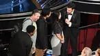 Host Piala Oscar 2017, Jimmy Kimmel mengajak masuk para turis ke perhelatan Academy Awards ke-89, di California, Minggu (26/2). Para turis ini tak pernah menyangka bahwa mereka seketika berada di dalam Dolby Theatre. (Kevin Winter/Getty Images/AFP)