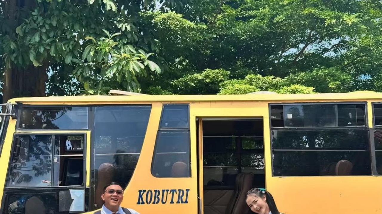 7 Potret Denny Caknan dan Bella Bonita Pakai Seragam SD, Momen Lucu dengan Latar Belakang Bus Sekolah