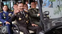 Kapolri Jenderal Pol Badrodin Haiti (tengah) bersama Panglima TNI Jenderal TNI Gatot Nurmantyo dan Kepala Staff Angkatan bersiap meninggalkan ruang upacara usai penganugerahan tanda kehormatan di Jakarta, Jumat (1/7). (Liputan6.com/Helmi Fithriansyah)