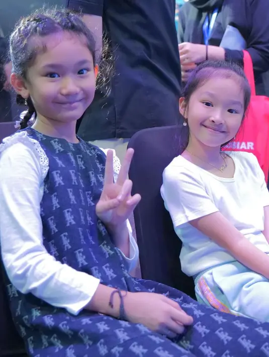 Inia adalah potret Bilqis dan Thalia tanpa makeup. Cantik alami, anak Ayu Ting-Ting dan Sarwendah ini disebut mirip dengan ibundanya. Kenakan pakaian simpel tapi nyaman, penampilan anak artis ini tidak berlebihan dan tidak neko-neko. Bagian mata dan senyuman Bilqis dan Thalia adalah bagian wajah yang sangat mirip. Usianya masih 9 tahun dan 7 tahun, warganet penasaran apa pembahasan anak seusia mereka. (Liputan6.com/IG@ayutingting92)